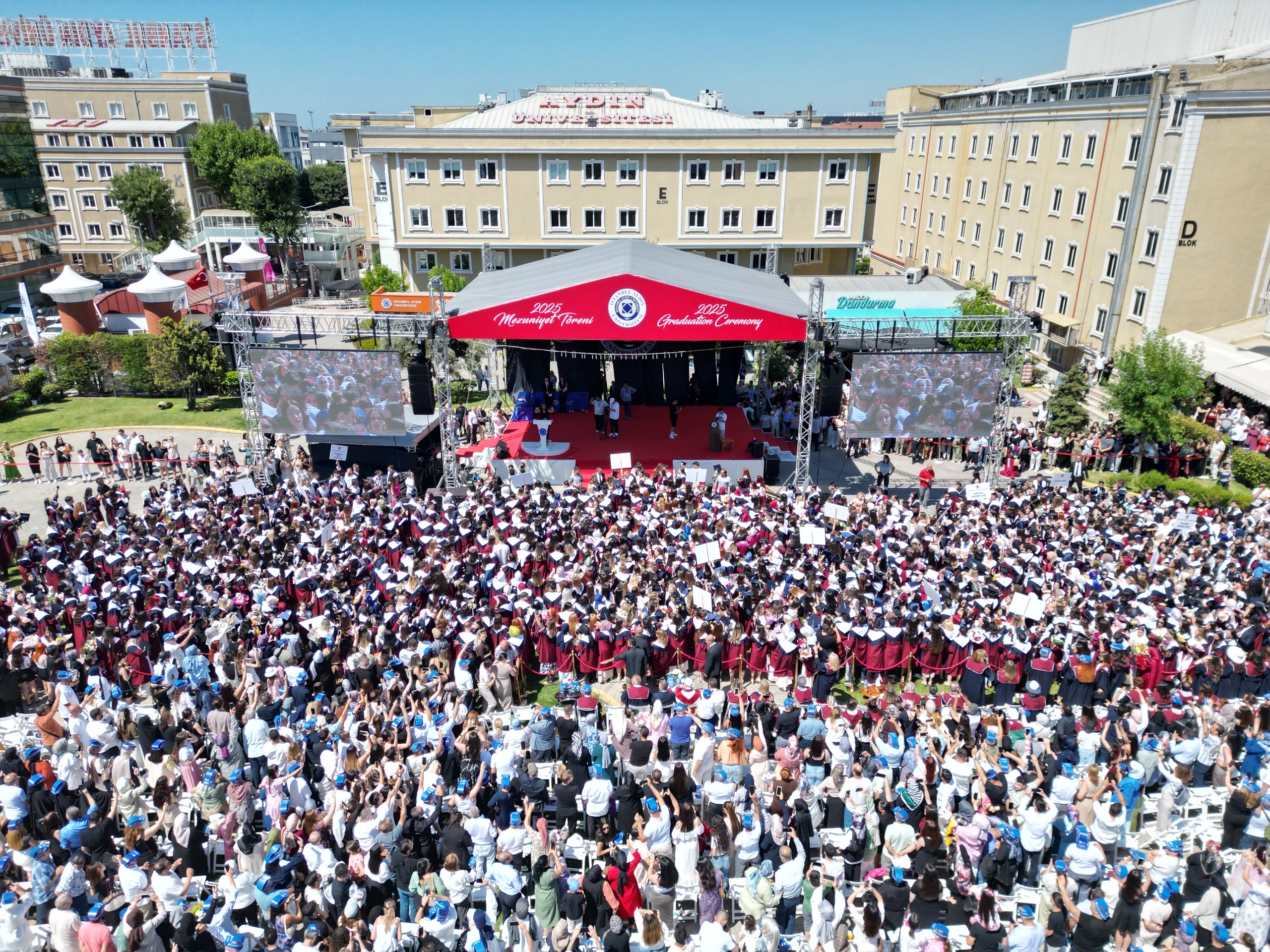 LED ekranlı kurumsal lansman sahnesi