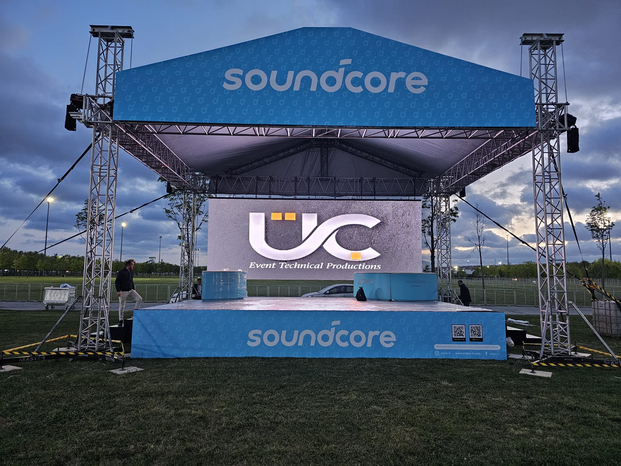 LED ekranlı kurumsal lansman sahnesi