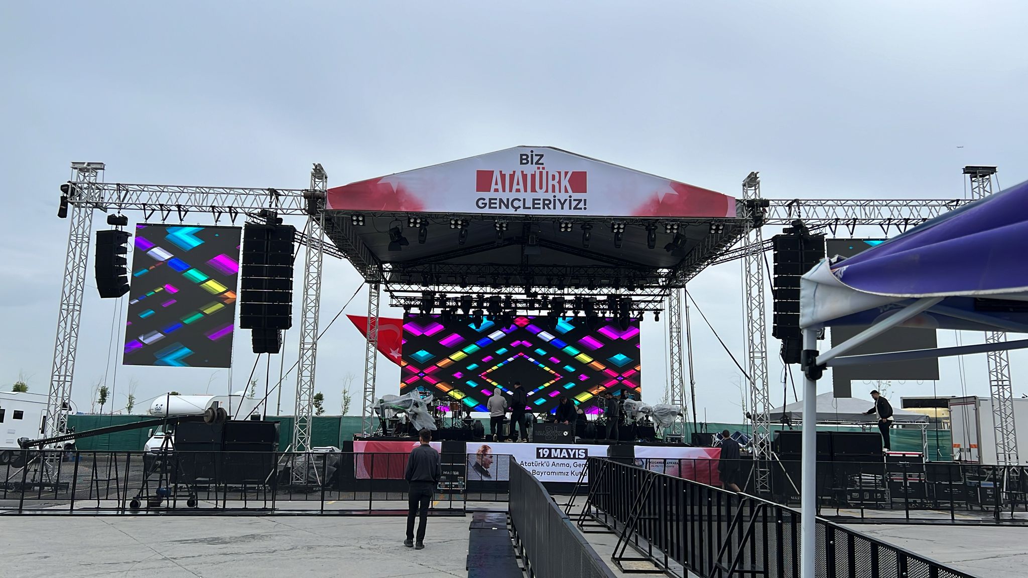 LED ekranlı kurumsal lansman sahnesi