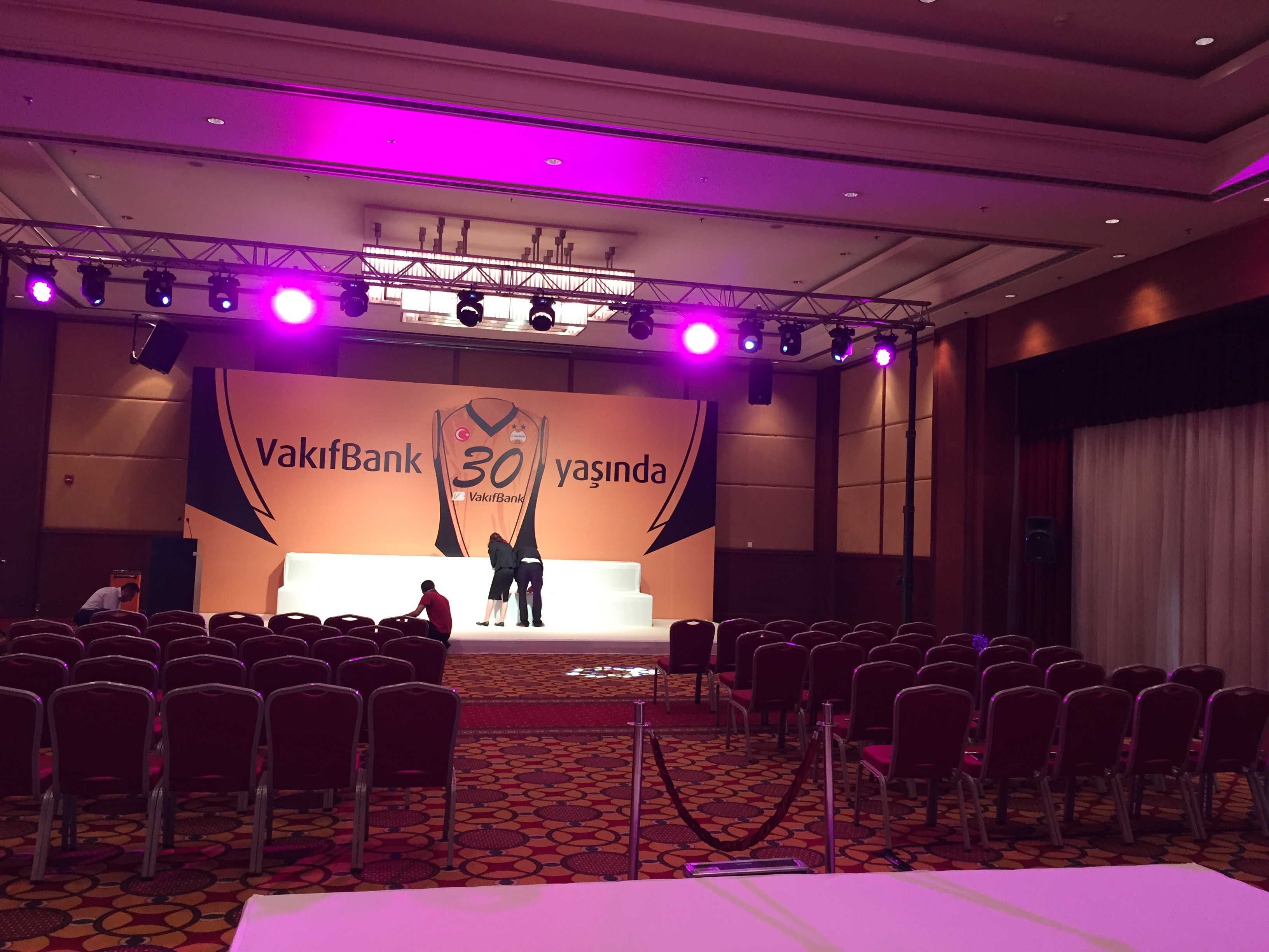 LED ekranlı kurumsal lansman sahnesi