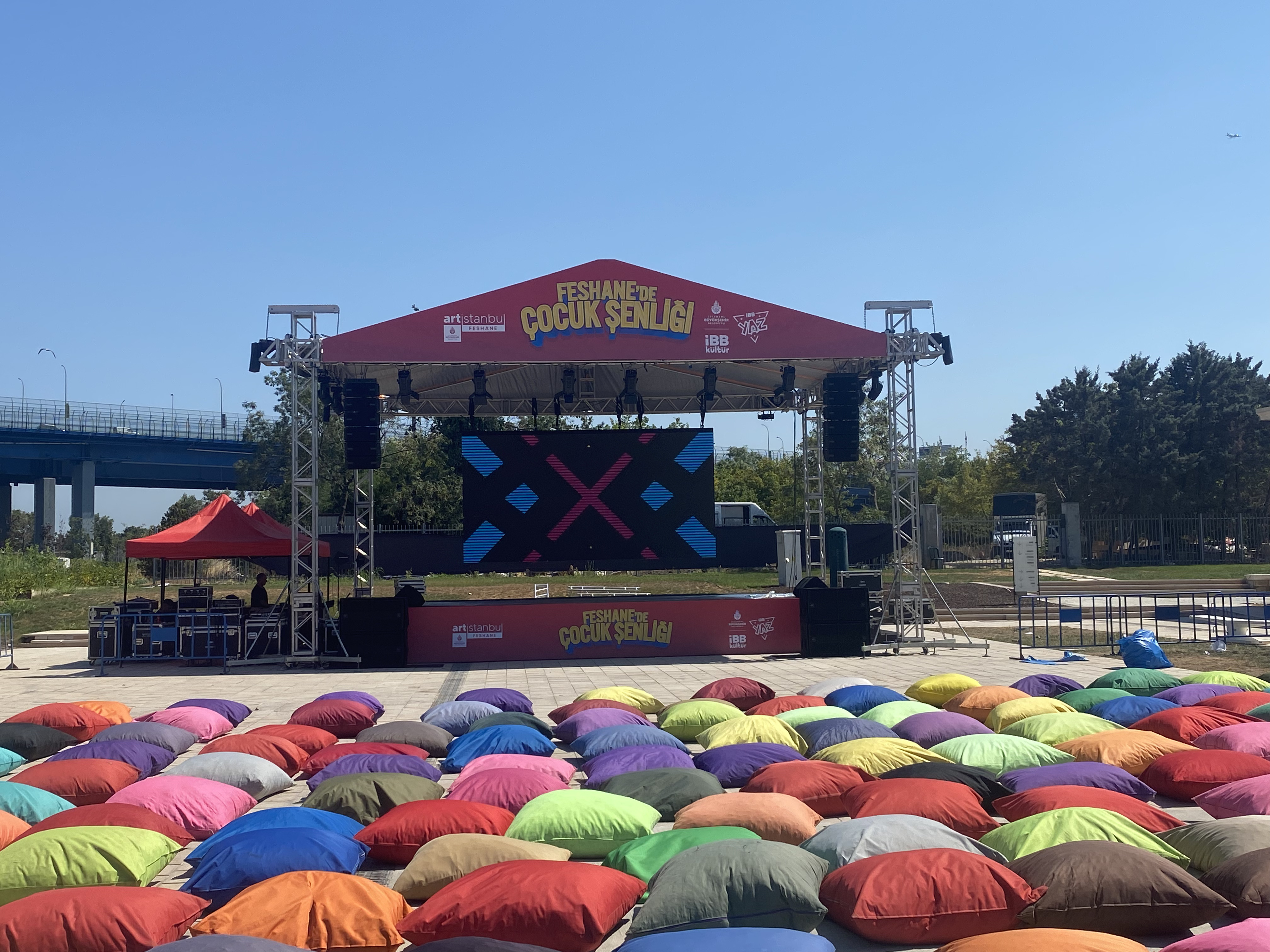 LED ekranlı kurumsal lansman sahnesi