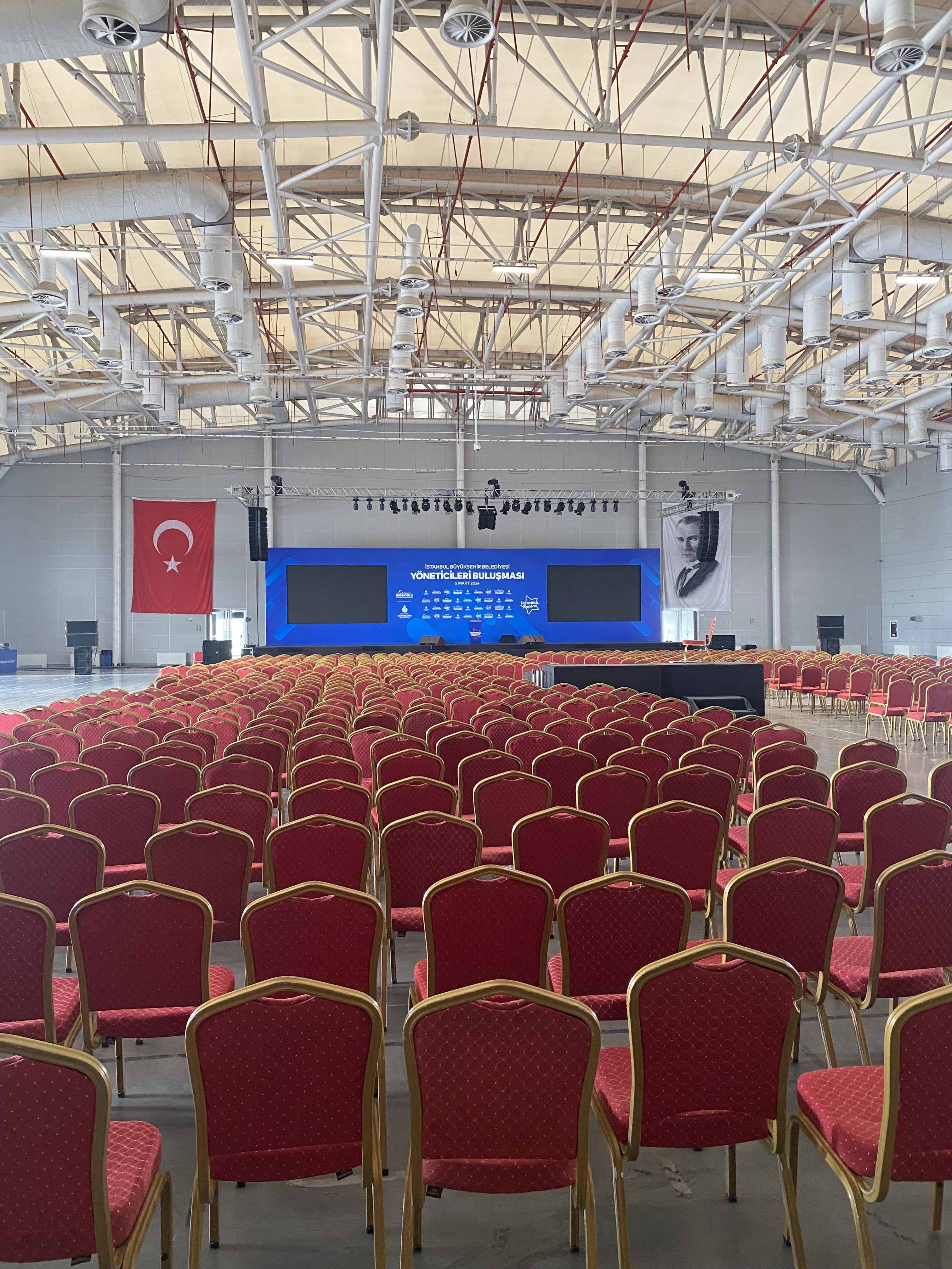 LED ekranlı kurumsal lansman sahnesi